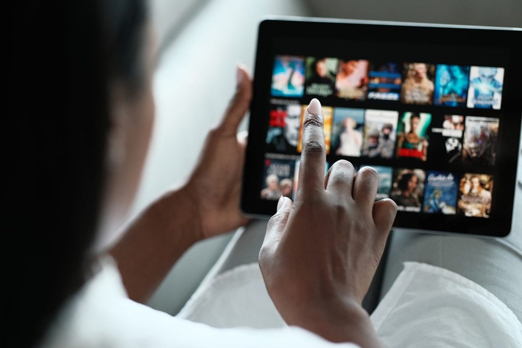 دليل بث التلفزيون عبر الإنترنت: احصل على أقصى قيمة من خدمات البث مثل Netflix وHulu وDisney+ والاشتراكات الأخرى