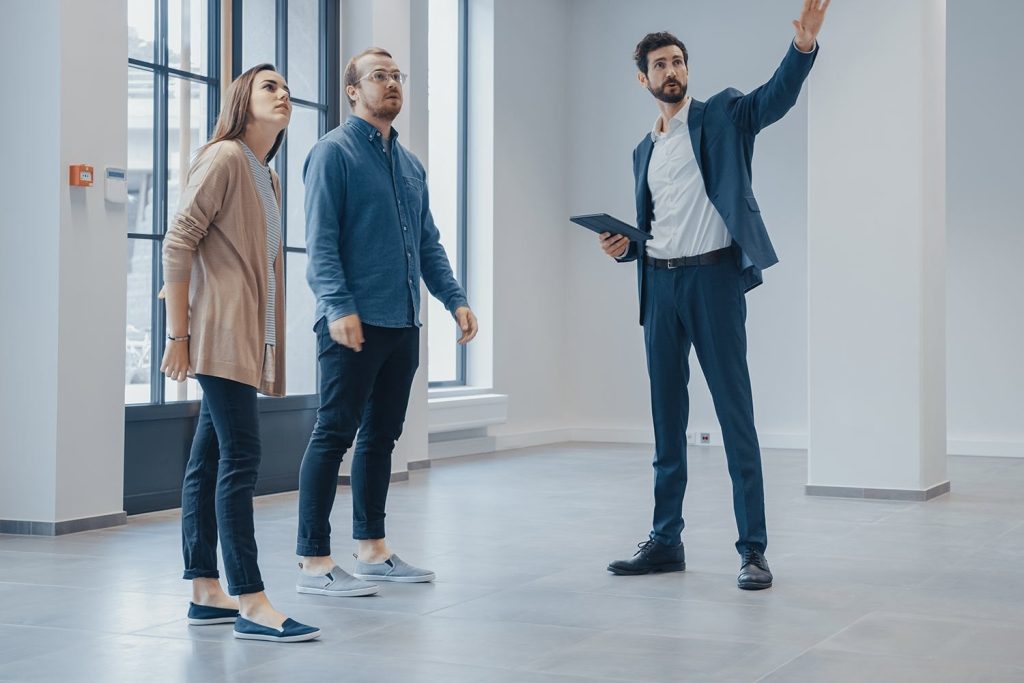 سوق العقارات لعام 2022 يجبر المشترين على تجاوز الفحوصات ودفع مبالغ كبيرة أكثر من السعر المطلوب